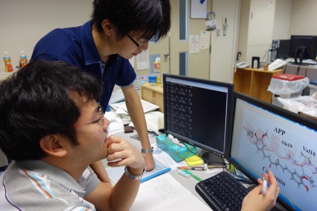 Graduate students Hiromi Ishimura (front side) and Ryushi Kadoya (back side) are pictured.