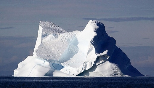 Icebergs float because water has its highest density at four degrees Celsius – actually quite unusual (Copyright: Michael Haferkamp, https://commons.wikimedia.org/w/index.php?curid=12761708)