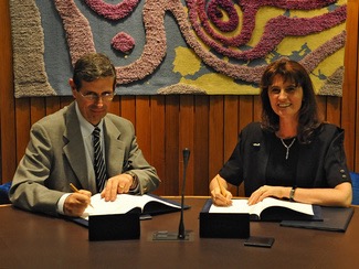 ECMWF Director-General Florence Rabier and Col. Silvio Cau, the Head of the Italian National Meteorological Service, sign the high-level agreement on the data centre.
