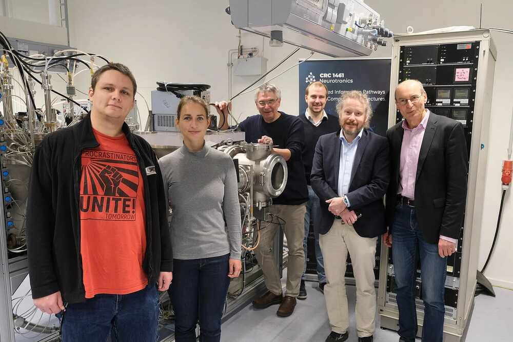 Part of the research team from the collaborative research center 1461 Neurotronics (from left): Maik-Ivo Terasa, Maximiliane Noll, Hermann Kohlstedt, Alexander Vahl, Rainer Adelung und Franz Faupel.