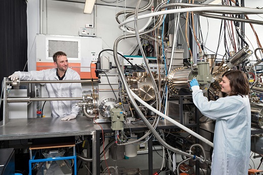 CAPTION Benedikt Mayer and Lisa Janker are at the molecular beam epitaxy facility at the Walter Schottky Institute, Technical University of Munich. CREDIT Uli Benz / TUM CAPTION Benedikt Mayer and Lisa Janker are at the molecular beam epitaxy facility at the Walter Schottky Institute, Technical University of Munich. CREDIT Uli Benz / TUM
