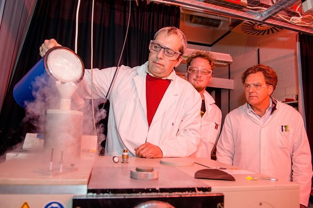 The research team Carsten Kötting, Daniel Mann and Klaus Gerwert (left to right) sets up the measuring equipment. The detector of the spectrometer has to be cooled with liquid nitrogen. © RUB, Marquard