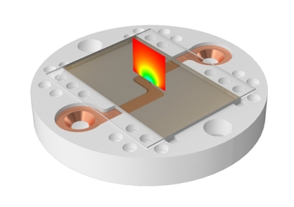 The image shows a quartz surface above the electrodes used to trap atoms. The color map on the surface shows the electric field amplitude. The image shows a quartz surface above the electrodes used to trap atoms. The color map on the surface shows the electric field amplitude.