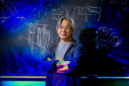 UB physics professor Jong Han is the lead author on a new study that helps solve a longstanding physics mystery on how insulators transition into metals via an electric field, a process known as resistive switching. Credit: Douglas Levere, University at Buffalo