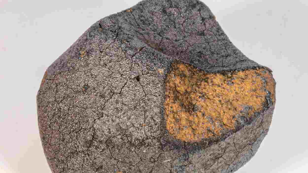 On September 12, 2019, the rare carbonaceous chondrite meteorite "Flensburg" fell to Earth. It weighs just under 25 grams and contains minerals formed in the presence of water. The analysis of this meteorite has helped scientists understand the formation of small celestial bodies at different temperatures, preserving water over time. Photo credit: Carsten Jonas, CC BY-SA 4.0 On September 12, 2019, the rare carbonaceous chondrite meteorite "Flensburg" fell to Earth. It weighs just under 25 grams and contains minerals formed in the presence of water. The analysis of this meteorite has helped scientists understand the formation of small celestial bodies at different temperatures, preserving water over time. Photo credit: Carsten Jonas, CC BY-SA 4.0