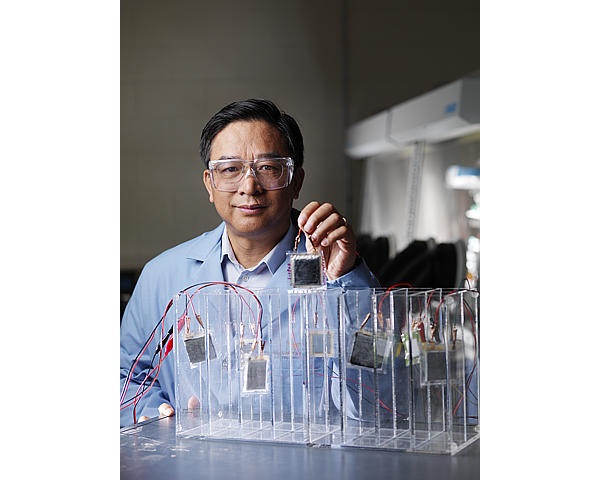 PNNL physicist Jason Zhang and his colleagues have developed a new electrolyte that allows lithium-sulfur, lithium-metal and lithium-air batteries to operate at 99 percent efficiency, while having a high current density and without growing dendrites that short-circuit rechargeable batteries. PNNL physicist Jason Zhang and his colleagues have developed a new electrolyte that allows lithium-sulfur, lithium-metal and lithium-air batteries to operate at 99 percent efficiency, while having a high current density and without growing dendrites that short-circuit rechargeable batteries.