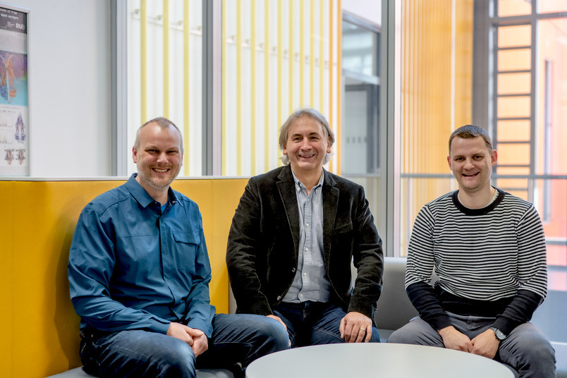 Lars Schäfer, Thomas Happe and Ulf-Peter Apfel (from left) collaborated on the current study. © RUB, Marquard Lars Schäfer, Thomas Happe and Ulf-Peter Apfel (from left) collaborated on the current study. © RUB, Marquard