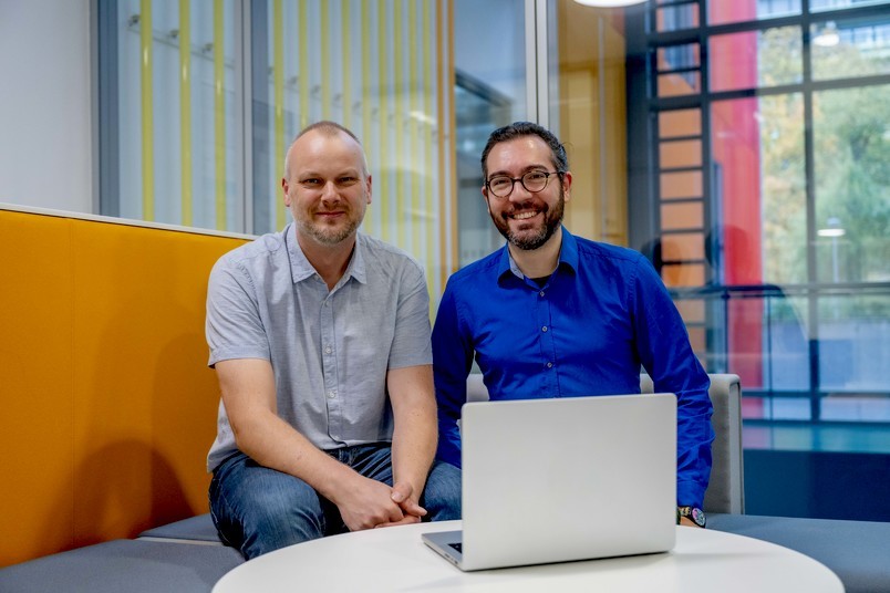 Lars Schäfer and Dario De Vecchis (right) have been working on the tuberculosis pathogen. © RUB, Marquard Lars Schäfer and Dario De Vecchis (right) have been working on the tuberculosis pathogen. © RUB, Marquard