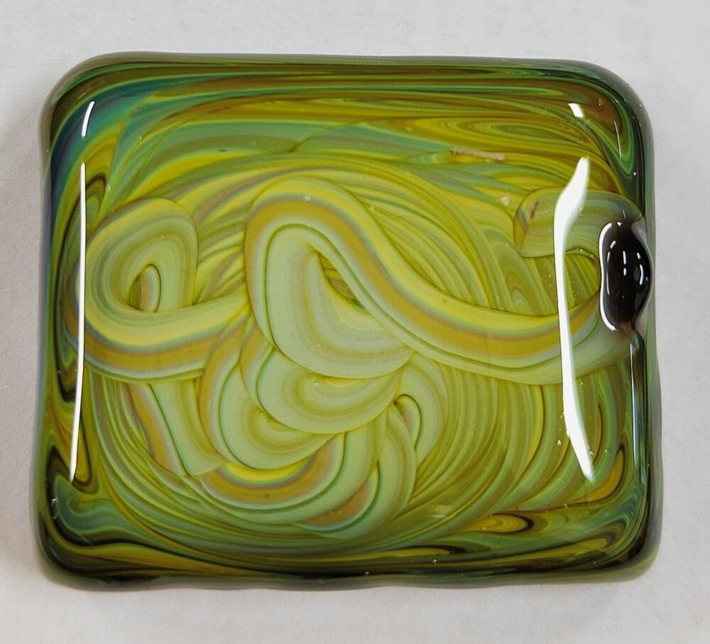 Image of non-homogeneous glass with color elements concentrated in certain regions (photo: Nilanjana Shasmal/CeRTEV) Image of non-homogeneous glass with color elements concentrated in certain regions (photo: Nilanjana Shasmal/CeRTEV)
