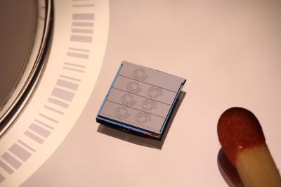 A single laser light is used to produce a multitude of spectral lines, hence forming a frequency comb. Credit: Photo: KIT/ J. Pfeifle A single laser light is used to produce a multitude of spectral lines, hence forming a frequency comb. Credit: Photo: KIT/ J. Pfeifle