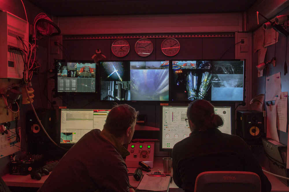 A photo of the control center of the MARUM-MeBo70 during the drilling of core PS104_21-3 (Photo: T. Ronge, IODP) A photo of the control center of the MARUM-MeBo70 during the drilling of core PS104_21-3 (Photo: T. Ronge, IODP)