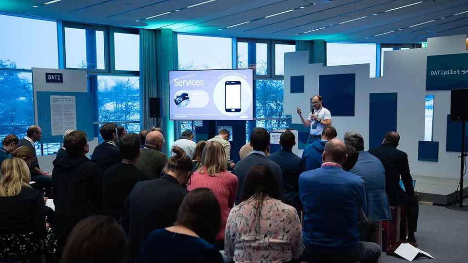 Christophe Galerne presented the Innovation Sprint project. Ten percent of the submitted projects were selected for funding. Photo: DATIpilot. Christophe Galerne presented the Innovation Sprint project. Ten percent of the submitted projects were selected for funding. Photo: DATIpilot.