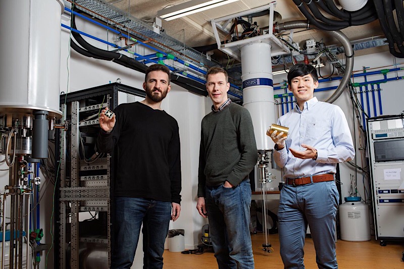 CAPTION Researchers from left to right: Nodar Samkharadze, Lieven Vandersypen and Guoji Zheng. CREDIT TU Delft/Marieke de Lorijn