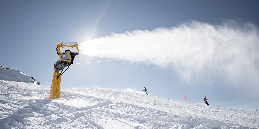 Technical snowmaking on the Gemsstock. (Photo: Valentin Luthiger) Technical snowmaking on the Gemsstock. (Photo: Valentin Luthiger)