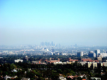 Visible pollutants can react with sunlight to create invisible ozone pollution, which frequently reaches unhealthy levels in major cities like Los Angeles. New research indicates that the pollution may worsen in coming decades due to chemical reactions in the air associated with climate change. (Wikimedia photo by Thomas.) Visible pollutants can react with sunlight to create invisible ozone pollution, which frequently reaches unhealthy levels in major cities like Los Angeles. New research indicates that the pollution may worsen in coming decades due to chemical reactions in the air associated with climate change. (Wikimedia photo by Thomas.)