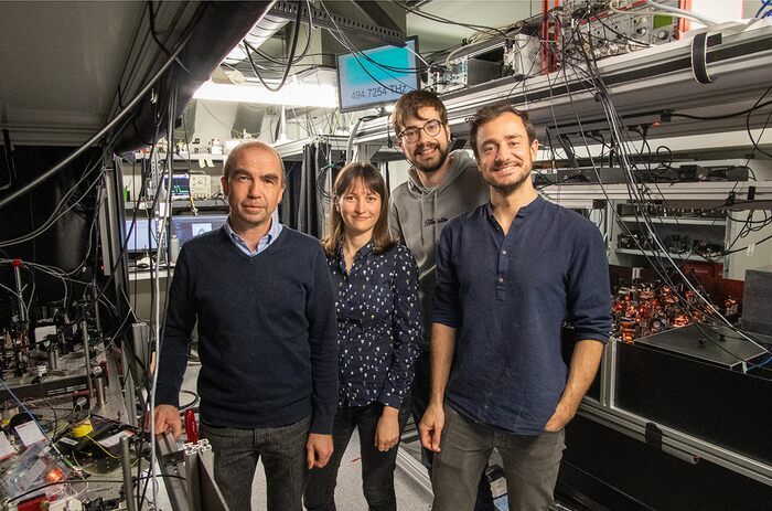 From left to right: researchers Hugues de Riedmatten (group leader), Jelena Rakonjac, Dario Lago and Samuele Grandi in the lab at ICFO. Image credit: ICFO/ D. Lago From left to right: researchers Hugues de Riedmatten (group leader), Jelena Rakonjac, Dario Lago and Samuele Grandi in the lab at ICFO. Image credit: ICFO/ D. Lago