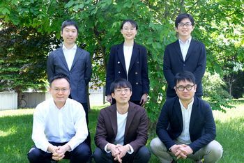 (Front row, Left to Right) Satoshi Maeda, Hiroki Hayashi, Tsuyoshi Mita, (Back row, Left to Right) Yu Harabuchi, Hitomi Katsuyama, and Hideaki Takano of the research team at ICReDD. (Photo: ICReDD)