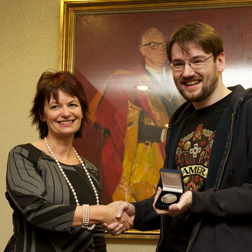 Damien Anderson receives the Robertson Medal from Professor Dame Anne Glover, Chair of the Carnegie Trust for the Universities of Scotland. 
