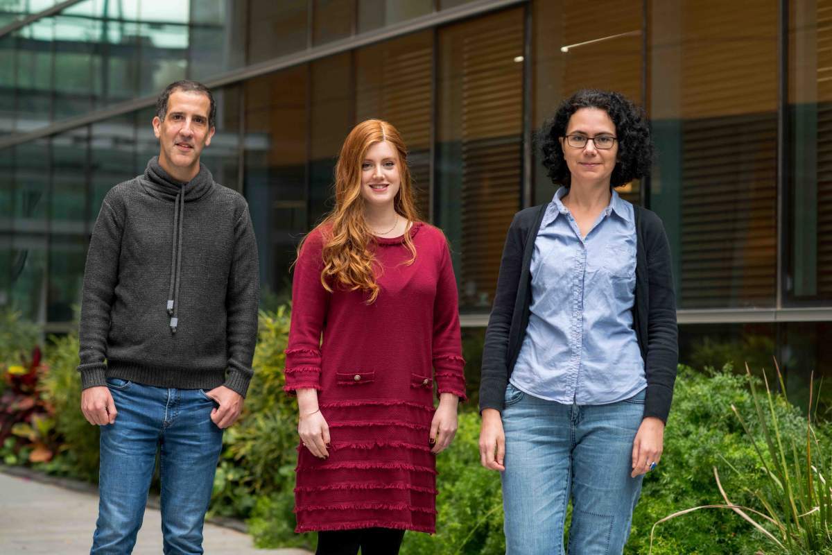 (l-r) Prof. Sarel Fleishman, Rosalie Lipsh-Sokolik and Dr. Olga Khersonsky (l-r) Prof. Sarel Fleishman, Rosalie Lipsh-Sokolik and Dr. Olga Khersonsky