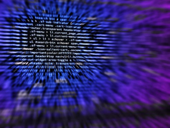 The new computational framework uses a unique combination of eye-gaze tracking, intention reverse engineering and reinforcement learning to decide when and how an AI system should interact with radiologists.