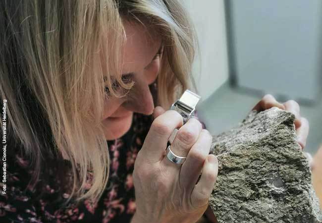Professor Lucie Tajčmanová, Heidelberg University, examines the whiteschist sample from the Dora Maira Massif of the Western Alps. Photo: Sebastian Cionoiu, Heidelberg University Professor Lucie Tajčmanová, Heidelberg University, examines the whiteschist sample from the Dora Maira Massif of the Western Alps. Photo: Sebastian Cionoiu, Heidelberg University