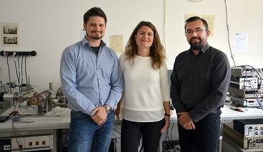Dr Timo Kuschel together with the PhD student Panagiota Bougiatioti and Dr Oliver Reimer (from right to left). Photo: Bielefeld University Dr Timo Kuschel together with the PhD student Panagiota Bougiatioti and Dr Oliver Reimer (from right to left). Photo: Bielefeld University
