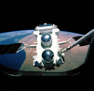 Astronauts imaged the Compton Gamma Ray Observatory during its deployment from space shuttle Atlantis in April 1991. Credit: NASA/STS-37 crew Astronauts imaged the Compton Gamma Ray Observatory during its deployment from space shuttle Atlantis in April 1991. Credit: NASA/STS-37 crew