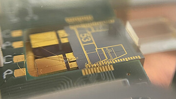 The whole quantum light source fits on a chip smaller than a one-euro coin. The researchers reduced the size of the light source by a factor of more than 1,000 by using a novel "hybrid technology" that combines a laser made of indium phosphide and a filter made of silicon nitride on a single chip. The new light source is efficient and stable and can find applications to drive quantum supercomputers or the quantum internet.