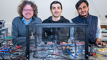 They developed the new integrated quantum light source (from left): Prof. Dr Michael Kues, head of the Institute of Photonics and board member of the Cluster of Excellence PhoenixD at Leibniz University Hannover, with doctoral student Hatam Mahmudlu and Humboldt fellow Dr. Raktim Haldar. They developed the new integrated quantum light source (from left): Prof. Dr Michael Kues, head of the Institute of Photonics and board member of the Cluster of Excellence PhoenixD at Leibniz University Hannover, with doctoral student Hatam Mahmudlu and Humboldt fellow Dr. Raktim Haldar.