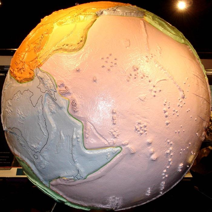 Model of the earth showing tectonic plates, American Museum of Natural History.  CREDIT Tom Magliery (https://www.flickr.com/photos/mag3737/178758761/in/photostream/)