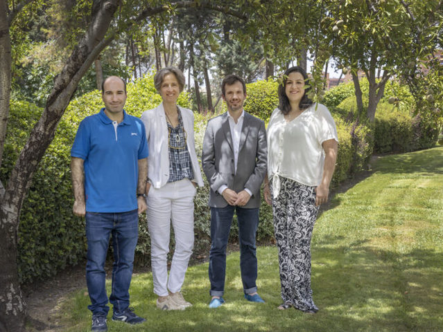 From left to right: Alberto Sánchez-Aguilera y Liset Menéndez de la Prida, from the Laboratory of Neural Circuits, Cajal Institute, CSIC; y Manuel Valiente y Mariam Al-Masmudi Martín, from the Brain Metastasis Group, CNIO./ A. Tabernero. CNIO From left to right: Alberto Sánchez-Aguilera y Liset Menéndez de la Prida, from the Laboratory of Neural Circuits, Cajal Institute, CSIC; y Manuel Valiente y Mariam Al-Masmudi Martín, from the Brain Metastasis Group, CNIO./ A. Tabernero. CNIO